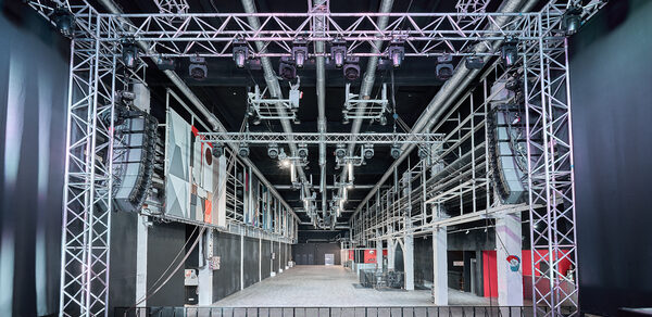 Лофт Графит. Огромное пространство со сценой