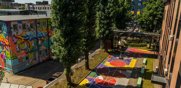 Яркое уличное пространство