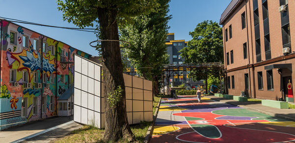 Яркое уличное пространство