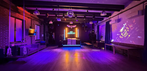 Лофт со сценической аппаратурой, грилем и верандой