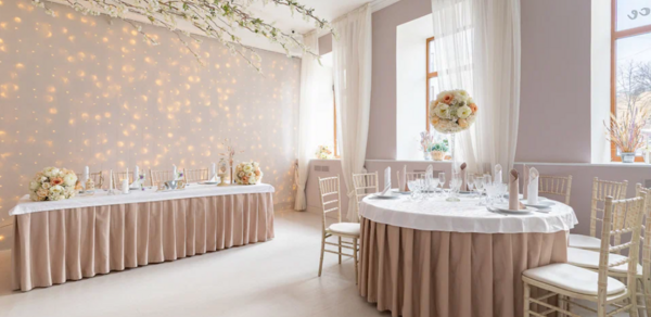 Прованс. Просторный банкетный зал в центре