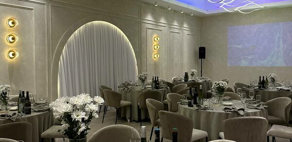 Аманд Холл. Серый банкетный зал