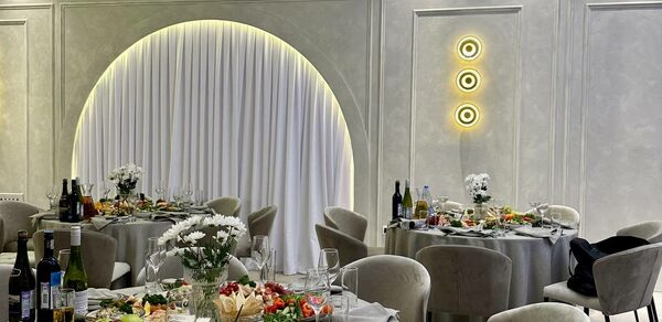 Аманд Холл. Серый банкетный зал