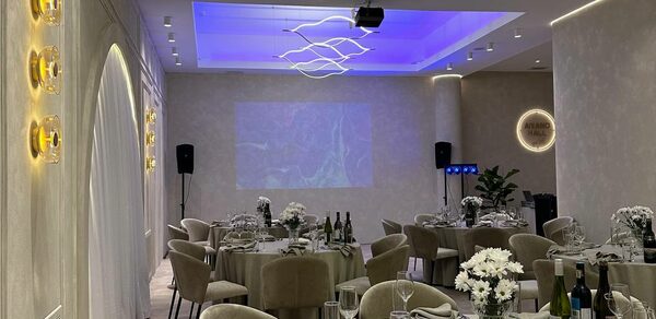 Аманд Холл. Серый банкетный зал