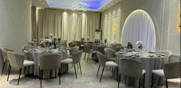 Аманд Холл. Серый банкетный зал