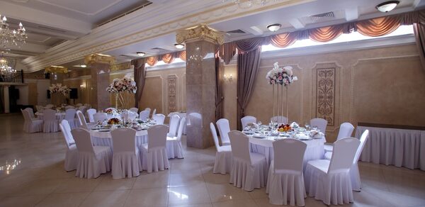 Банкетный зал в классическом стиле с колоннами
