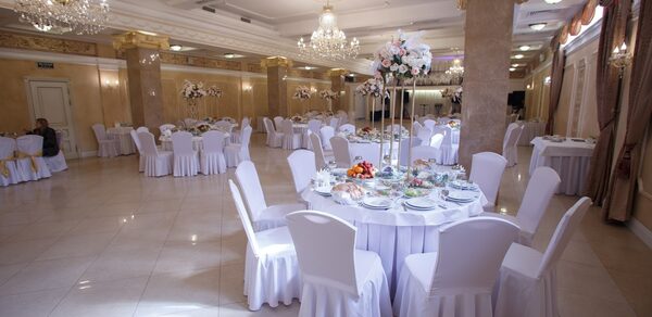 Банкетный зал в классическом стиле с колоннами