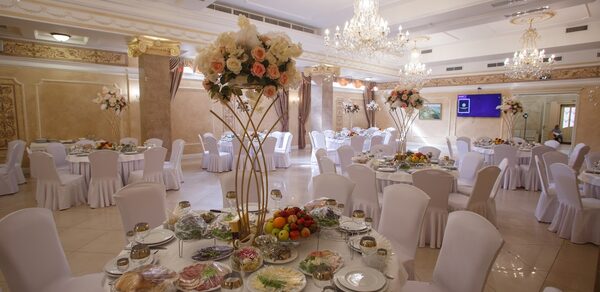 Банкетный зал в классическом стиле с колоннами