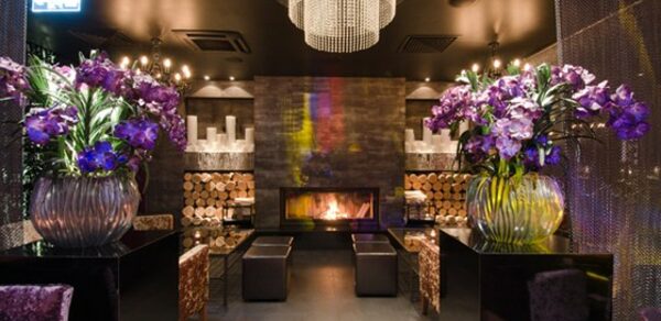 Банкетный зал в темных тонах