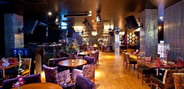 Банкетный зал в темных тонах