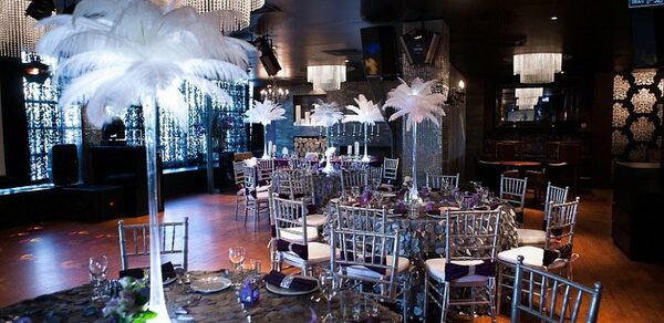 Банкетный зал в темных тонах