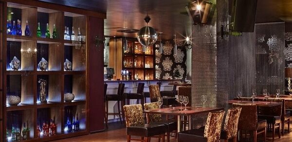 Банкетный зал в темных тонах