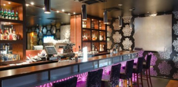 Банкетный зал в темных тонах