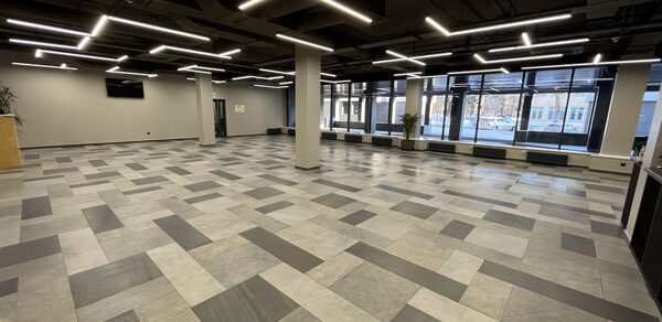 Пространство с большими окнами для ваших мероприятий