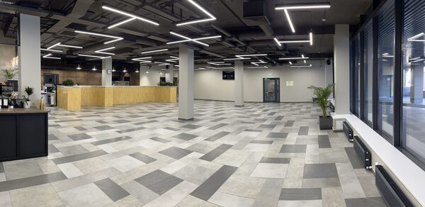 Пространство с большими окнами для ваших мероприятий