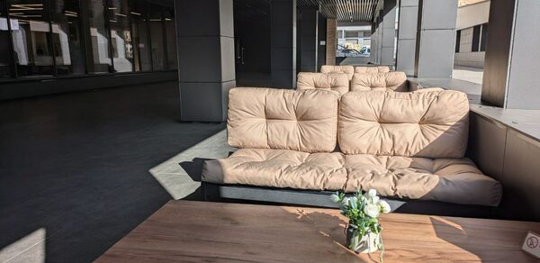 Пространство с большими окнами для ваших мероприятий