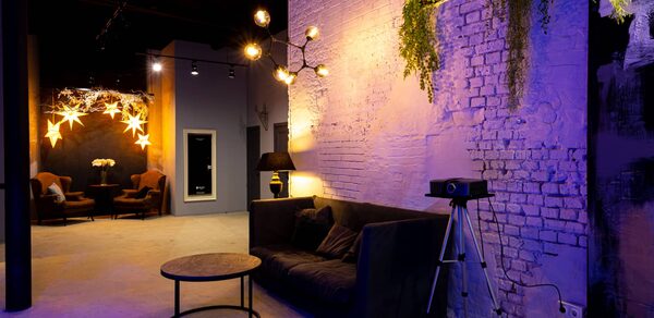 Clever Loft (Клевер лофт). Лофт в эко-стиле с большими окнами и выходом на веранду