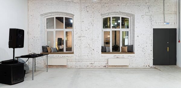 Clever Loft (Клевер лофт). Светлый лофт с большими окнами и выходом на веранду