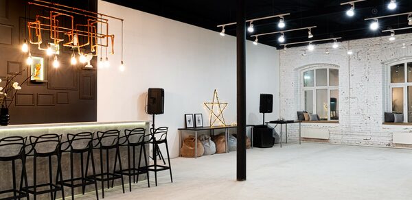 Clever Loft (Клевер лофт). Светлый лофт с большими окнами и выходом на веранду