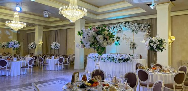 Imperia Hall (Империя Холл). Светлый банкетный зал с колоннами