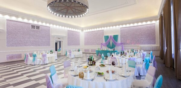 Тиара. Банкетный зал с сиреневыми акцентами 