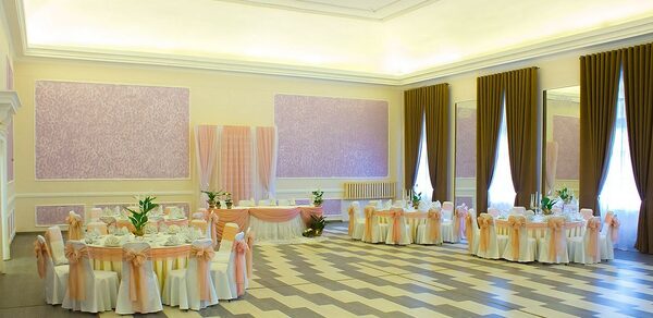 Тиара. Банкетный зал с сиреневыми акцентами 
