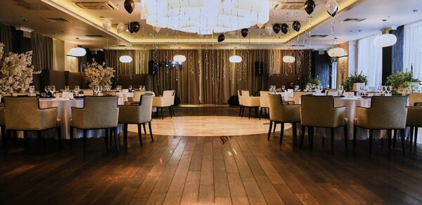 Доктор на крыше. Банкетный зал с открытой верандой