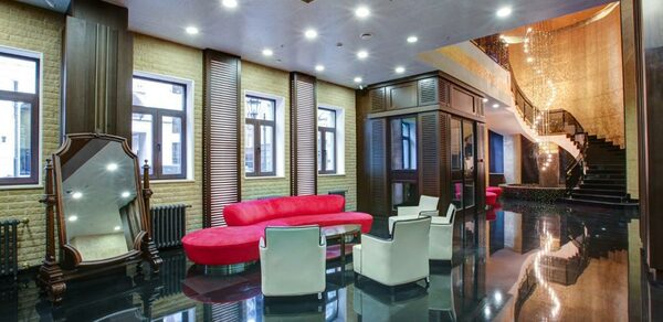 Доктор на крыше. Банкетный зал с открытой верандой