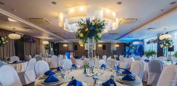 Доктор на крыше. Банкетный зал с открытой верандой