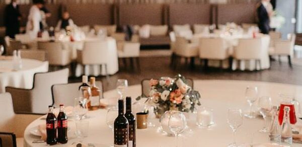 Доктор на крыше. Банкетный зал с открытой верандой