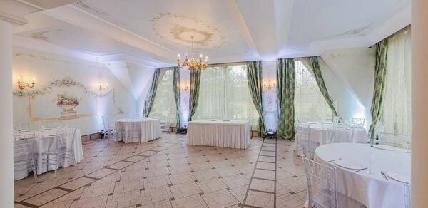 Мир у Озера. Банкетный зал с камином