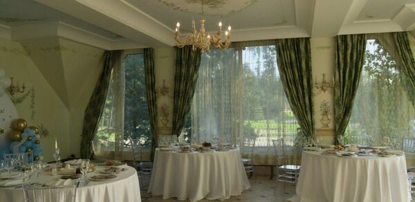 Мир у Озера. Банкетный зал с камином