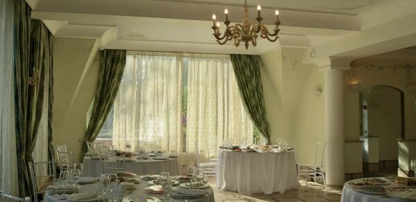 Мир у Озера. Банкетный зал с камином