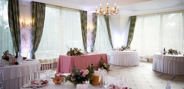 Мир у Озера. Банкетный зал с камином