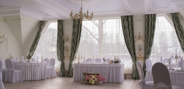 Мир у Озера. Банкетный зал с камином