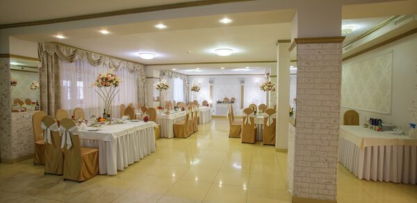 Светлый банкетный зал со сценой