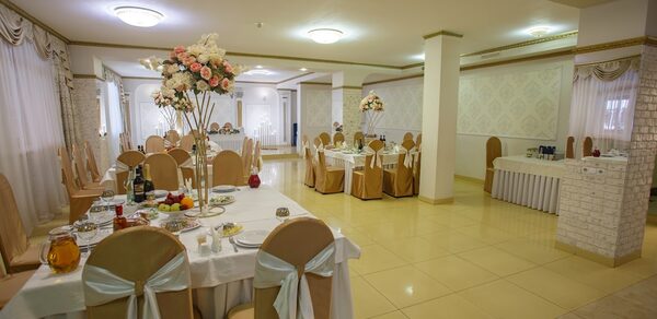 Светлый банкетный зал со сценой