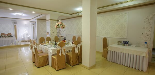 Светлый банкетный зал со сценой