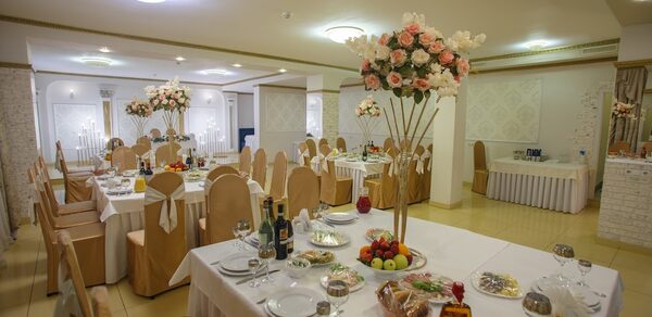 Светлый банкетный зал со сценой