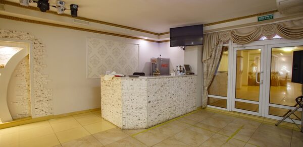 Светлый банкетный зал со сценой