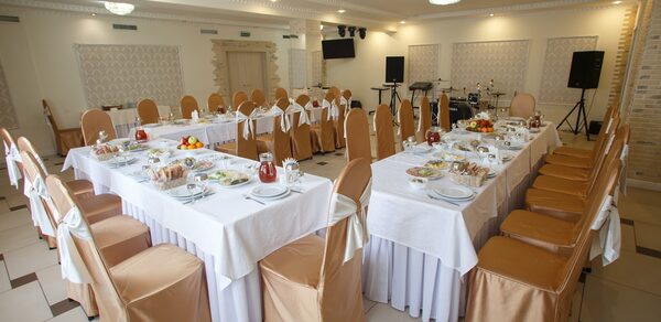 Светлый зал для проведения банкета
