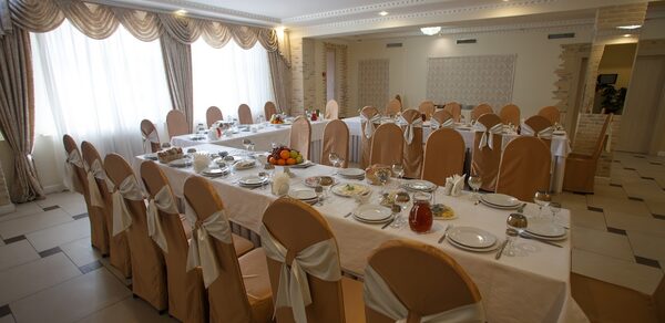 Светлый зал для проведения банкета