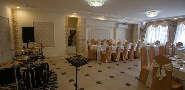 Светлый зал для проведения банкета