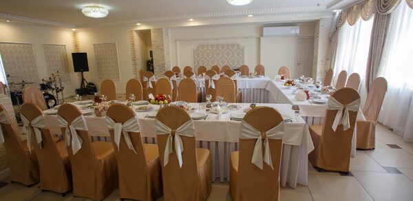Светлый зал для проведения банкета