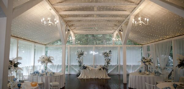 Белоснежный банкетный зал в Усадьбе Лесной Берег