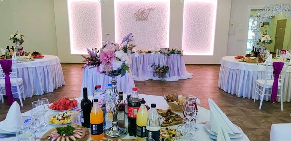 Мир у Озера. Банкетный зал с зеркальными колоннами