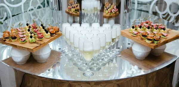 Мир у Озера. Банкетный зал с зеркальными колоннами