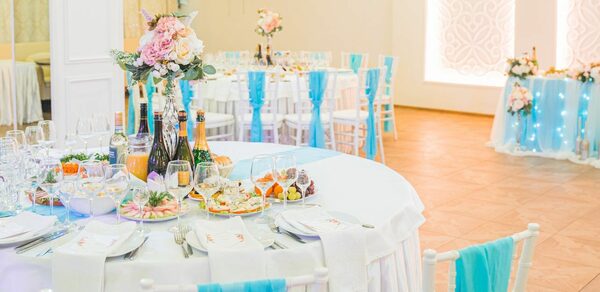 Мир у Озера. Банкетный зал с зеркальными колоннами