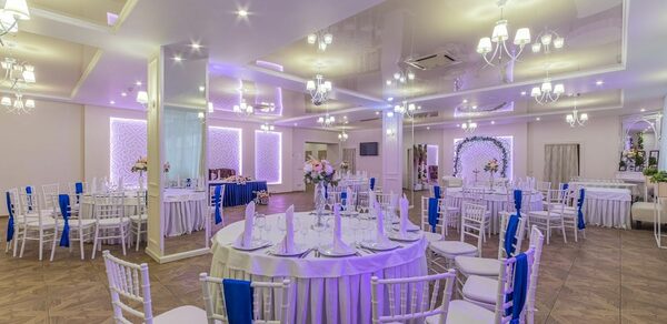 Мир у Озера. Банкетный зал с зеркальными колоннами