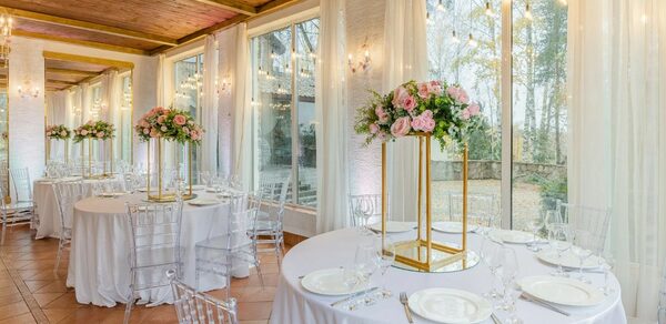 Мир у Озера. Светлый банкетный зал с большими окнами